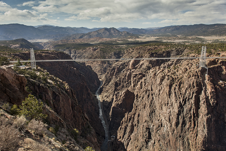 A Gorge Bridge, no estado do Colorado (Estados Unidos), tem 291 metros de altura e cruza o rio Arkansas, dentro do Royal Gorge Park. Além de ligação viária, é um ponto turístico que recebe carros e pedestres, oferecendo vistas espetaculares do cânion.