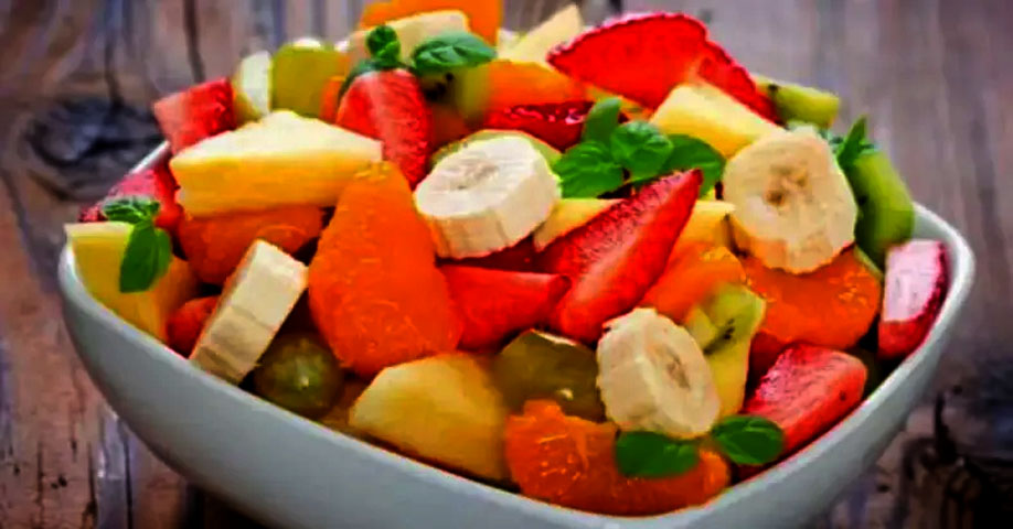 A banana pode também ser um ingrediente da salada de frutas. Dá um pouco de trabalho picar todas as frutas, é verdade, mas é uma boa opção para receber os amigos. 