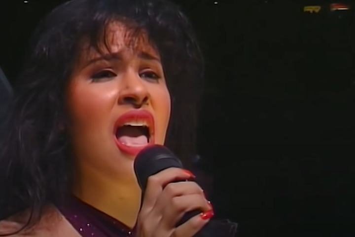Selena Quintanilla-Pérez - Americana de ascendência mexicana, eleita pela Billboard a "melhor cantora dos anos 90", foi morta a tiros, em 31/3/95 pela líder do fã-clube, envolvida em fraudes. Mesmo ferida, a cantora correu e revelou o nome da assassina na recepção do hotel. Tinha 23 anos.