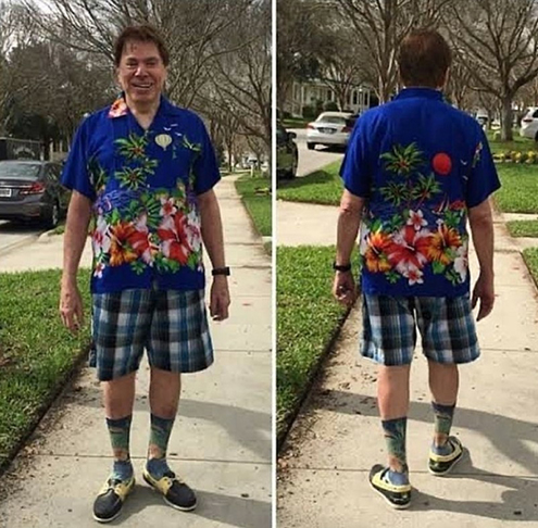 Fora da TV, Silvio já chamou atenção com a troca do terno por roupas coloridas. Ele gostava de camisas e bermudas com estampas chamativas. Fica a imagem leve e divertida de um homem cujo lema era pura simplicidade. 