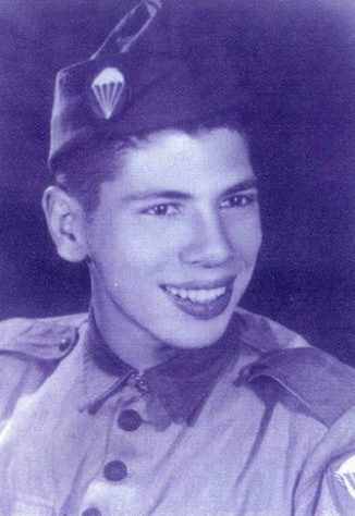 Silvio Santos no Exército aos 18 anos