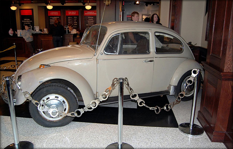 Preso pelos assassinatos, Ted Bundy chegou a fugir mais de uma vez da cadeia. A cada fuga, cometia novos crimes.  Ele confessou o assassinato de 36 mulheres. Mas o número de vítimas pode ser bem maior. Ele dirigia o Fusca que aparece nessa foto e oferecia carona às vítimas. 