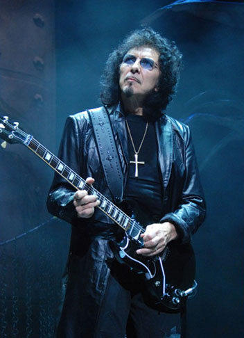 Tony Iommi - 19/02/1948 (77 anos). O guitarrista fundou a Black Sabbath com Ozzy e teve papel crucial na criação do Heavy Metal. É o "Rei dos Riffs". Vítima de acidente, usou próteses em dedos esquerdos para seguir carreira. É um dos adeptos da famosa guitarra Gibson SG. -Photobra wikimedia commons