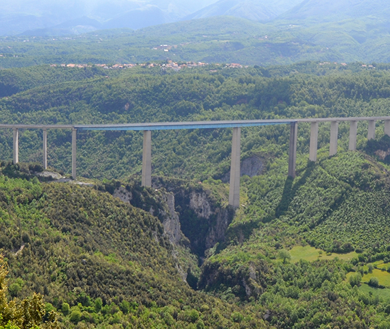 O Italia Viaduct, localizado na rodovia Salerno–Reggio Calabria, na Itália, tem 259 metros de altura e atravessa o vale do rio Lao. Aberto em 1969, foi por décadas o viaduto mais alto da Europa, até ser superado em 2004 pelo Viaduto de Millau, na França.