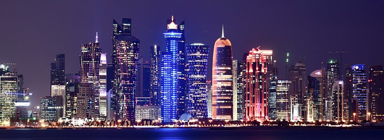 O edifício fica na West Bay, região repleta de torres exóticas, concentradas à beira do espelho d'água.  Um cenário belo de dia e à noite, quando ganha iluminação especial.