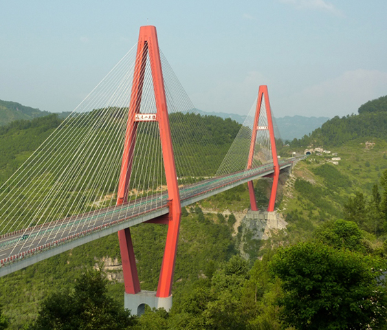 A ponte Wulingshan, localizada em Pengshui, na China, é uma ponte estaiada com 263 metros de altura e 360 metros de extensão.
Inaugurada na via expressa G65 Baotou, cruza o rio Wu e se destaca pela elegância do design e pela engenharia em terreno montanhoso.