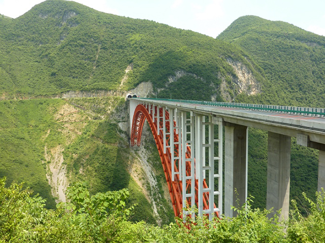 A ponte Zhijinghe, inaugurada em 2009 na província de Hubei, na China, é uma ponte em arco com 294 metros de altura e 430 metros de extensão. Localizada na região das Três Gargantas, possui túneis escavados em montanhas, integrando uma das paisagens mais impressionantes do país.