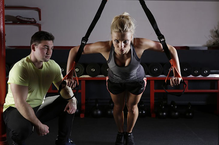 5- Na academia, se concentre nos exercícios que interessam para a preservação da saúde e da forma física, sem a necessidade de ocupar todos os equipamentos. Às vezes, mais é menos. 