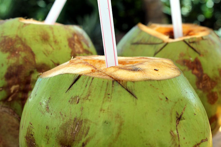 Não substitua a água por bebidas com elevada taxa de açúcar. Algumas bebidas que se passam por saudáveis são bastante calóricas e quase sem nutrientes, como sucos de caixinha. Olhe os rótulos. Sucos naturais, água de coco, chás e isotônicos são opções após o treino. 