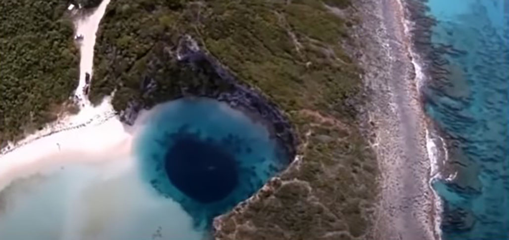 As Bahamas tÃªm alguns dos fenÃŽmenos geolÃ³gicos mais estranhos do planeta.  Entre eles, redemoinhos e os chamados "buracos azuis", gigantescas cavidades submarinas 