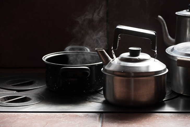  A chaleira com a água deve ser levada ao FOGO MÉDIO ATÉ FERVER. A água fervente deve ser jogada sobre as ervas num bule PREVIAMENTE ESCALDADO para INFUSÃO (tampa bem colocada) durante NO MÁXIMO 5 MINUTOS. Geralmente, usam-se 10 a 13 gramas de chá para 1 litro de água.