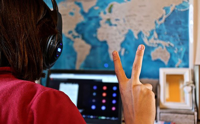 VISITAR PESSOAS - Se planeja ver um parente ou amigo, marque num dia bom para ambos. Se houver dificuldade de locomoção, fale por telefone ou faça ligação por vídeo. O mais importante não é a presença física, mas a atenção oferecida. Mantenha contato e não se sentirá afastado de ninguém.