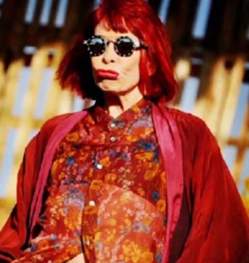 <p>“Da minha janela vejo uma luz, brilhando no céu da terra, é azul, é azul, não é avião, não é estrela, aquela é a luz de um disco voador”, diz um trecho da letra.</p>
