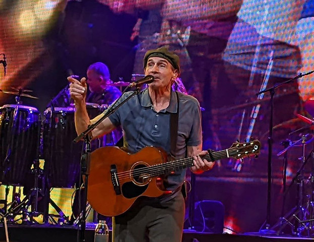 James Taylor - 12/03/1948 (77 anos). O músico americano faz uma fusão de rock, country e gospel. Canta e toca piano, violão e violoncelo.  Começou a carreira em 1966. Foi uma das estrelas do primeiro Rock in Rio (1985) e compôs  "Only a Dream in Rio", em homenagem à cidade carioca. Também se dedica a causas ambientais. Fez show no Brasil em abril de 2025.-instagram/@jamestaylor_com