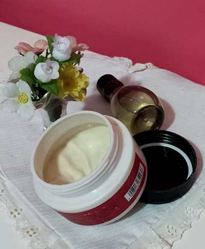 Uma vez por semana, é recomendado o uso de máscara capilar, para uma hidratação mais profunda. É importante verificar a máscara adequada para cada tipo de cabelo. Passe a máscara após lavar os cabelos e deixe agir por 5 minutos antes do enxague. -Divulgação Mônica Sá 