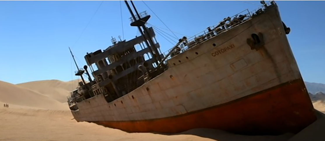 Em 1977, o Cotopaxi havia "aparecido" no meio do deserto,  no filme "Contatos Imediatos de Terceiro Grau". Steven Spielberg aproveitou a fama do mistério do navio para, na ficção, presumir que ele tivesse sido deslocado por extraterrestres. 