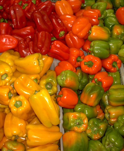 Uma dica para dar charme especial à refeição - na salada ou no arroz - é juntar pimentões de três cores. Todos estão na época: verde, vermelho e amarelo. É possível até encontrar pimentões na cor laranja. Também são ótimos para ornamentar os pratos. 