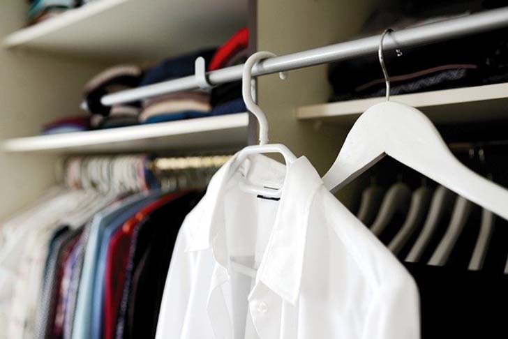 Ao recolocar as roupas no armário, espirre a combinação para espantar as traças. A acidez do vinagre afasta os insetos e evita que reapareçam. É possível utilizar essa mesma mistura na cozinha.  - congerdesign - pixabay