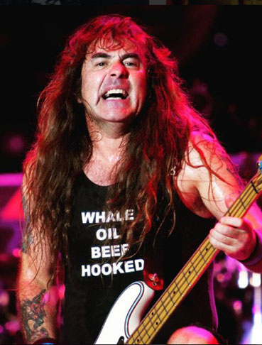Steve Harris - 12/03/1956 (69 anos). O músico inglês é o principal compositor, baixista e tecladista da banda Iron Maiden. Sempre chamou atenção por não usar palhetas e passar giz nos dedos antes de tocar. Segue na ativa tanto no Iron Maiden como no seu projeto paralelo, British Lion. -Reprodução/@steveharrisofficial