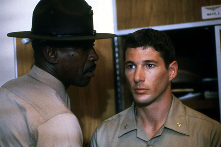 Louis Gossett Jr faturou o Oscar de Melhor Ator Coadjuvante (1983) pelo papel do sargento Emil Foley, que comanda um curso preparatório da Marinha Americana no filme 