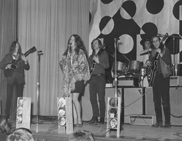 O grupo alcançou grande visibilidade após a apresentação no Festival Pop de Monterey, em 1967, onde a performance visceral de Janis chamou a atenção do público e da crítica, consolidando sua imagem como uma artista intensa e autêntica.

