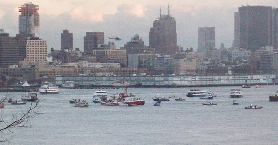 A aterrissagem foi na altura de Manhattan. Os 150 passageiros e 5 tripulantes do avião parcialmente submerso foram evacuados pelas duas asas do avião e por escorregadores infláveis que foram ativados.  Embarcações logo se aproximaram para o resgate, como Sully previa.-Izno /Falcorian wikimedia commons