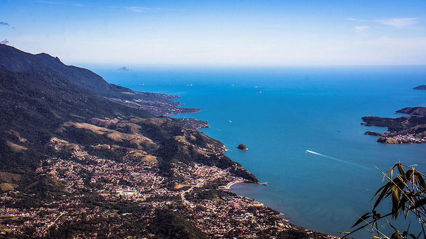 A Ilha Bela (SP) é um município-arquipélago, formado por 19 ilhas, ilhotas e lajes.  Tem uma paisagem acidentada, com maciços e penínsulas, Pesquisas arqueológicas comprovaram que a região era habitada antes da colonização europeia. 