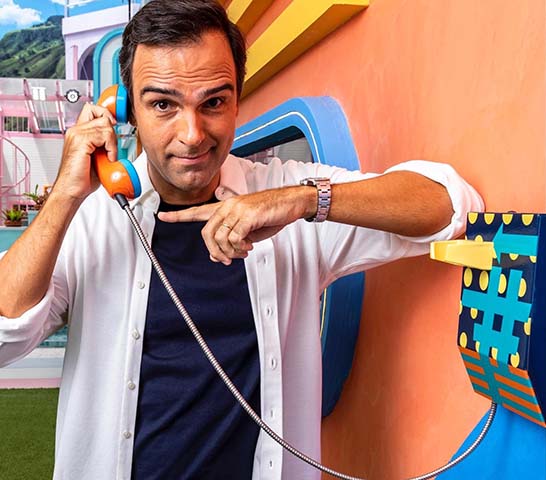 Em 2022, o BBB foi apresentado pela primeira vez pelo potiguar Tadeu Schmidt. Do 1 ao 16, o programa foi conduzido por Pedro Bial e do 17 ao 21 por Tiago Leifert. O que pouca gente se lembra é que a atriz Marisa Orth apresentou alguns capítulos da primeira temporada.