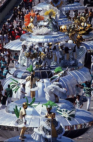 <p>Dois anos antes de morrer, o lendário carnavalesco Fernando Pinto fez um de seus maiores carnavais. Era 1985 e o enredo “Ziriguidum 2001” fez a Mocidade entrar no século XXI com uma viagem ao espaço sideral.  Alegorias em forma de discos voadores foram uma atração e tanto. </p>
