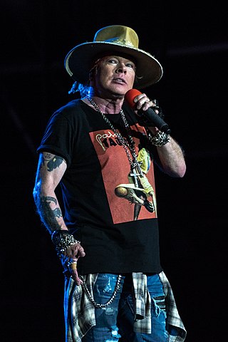 Axl Rose - O cantor americano, vocalista do Guns N'Roses, não gosta de fazervshow em cidades que começam com a letra M. Dizem que ele até recusa os convites e abre mão dos cachês por causa do medo.
