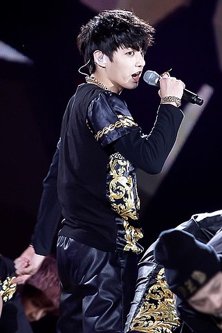 Jeon Jung-kook (Jungkook) – cantor e dançarino sul-coreano. Nascido em 1º de setembro de 1997, em Busan, destaca-se pelo porte atlético, traços definidos e olhar expressivo.