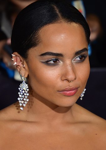 Zoe Kravitz – Nascida em Los Angeles em 1/12/1988, possui ascendência judaica por parte do pai, Lenny Kravitz, cuja família tem origem na comunidade judaica das Bahamas. Essa herança é amplamente documentada.
