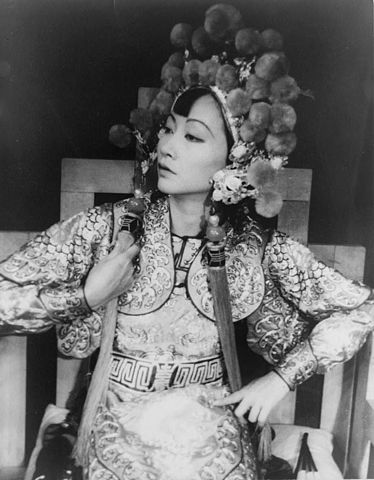 Anna May Wong  (1905-1961) foi a primeira atriz de origem chinesa a estrelar filmes de Hollywood. Ela teve longa carreira, iniciada aos 14 anos e encerrada apenas por sua morte, de enfarte, em casa. 