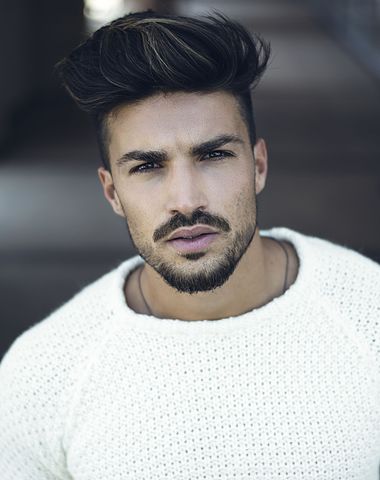 Mariano Di Vaio – influenciador, empresário e modelo italiano. Nascido em 9 de maio de 1989, em Assis, destaca-se pela barba bem definida, traços clássicos e estilo elegante ligado ao universo da moda masculina.