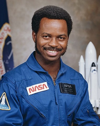 O fÃ­sico Ronald McNair, 35 anos, tinha doutorado na especialidade e ingressou na NASA em 1978. Ele tinha 191 horas de voos espaciais. McNair tambÃ©m era saxofonista e tinha planejado tocar um solo de saxofone, que seria a primeira peÃ§a musical gravada no espaÃ§o.  