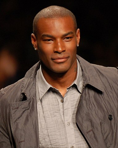 Tyson Beckford – modelo e ator americano. Nascido em 19 de agosto de 1970, no Bronx, em Nova York, destaca-se pelo porte atlético, mandíbula marcada e traços fortes que o consagraram na moda internacional.