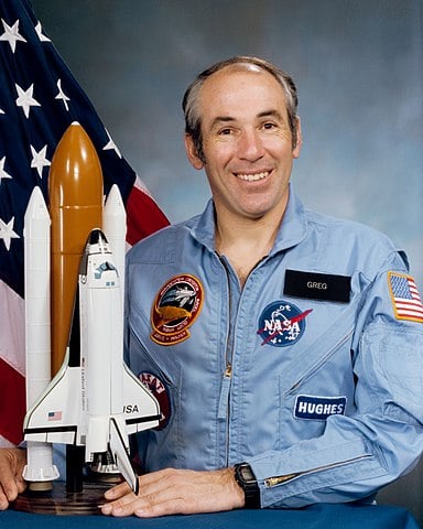 O engenheiro elétrico Gregory Jarvis, 41 anos, foi capitão da Força Aérea e trabalhou em satélites de comunicações táticas de tecnologia avançada. Ele foi selecionado para ser o especialista de carga do ônibus espacial Challenger. 