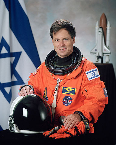 Em Israel, muitos acompanhavam ao vivo a volta do ônibus, pois Ilan Ramon, que estava a bordo, era o primeiro israelense a viajar ao espaço.  -NASA - Domínio Público 