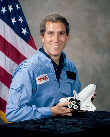 O capitÃ£o Michael Smith, 40 anos, era diplomado em Engenharia AeronÃ¡utica e foi designado como piloto na missÃ£o espacial do Challenger. 