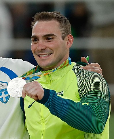  O ginasta Arthur Zanetti, campeão olímpico e mundial nas argolas, fez hipnose voltada para os momentos de treinamento, como um complemento à parte física. No transe, ele era direcionado para perceber mais claramente as partes do corpo envolvidas no exercício, para explorar melhor seu potencial. 