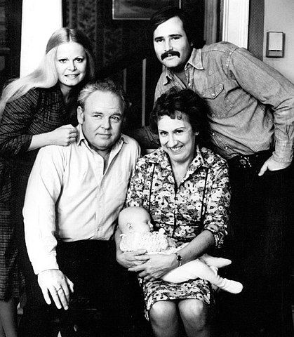 <p>All in The Family – 1971/1979 – 9 temporadas – Pioneiro em abordar certos temas, como racismo, homossexualidade, feminismo e aborto, o seriado unia um trabalhador teimoso e conservador, a mulher inteligente e simpática, a filha apaziguadora e o marido dela, estudante com ideias liberais. </p>
