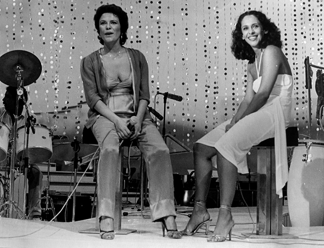 <p>Elis sempre elogiava os artistas de sua época “Nossa geração é o seguinte: feijoada mesmo, fomos nós que fizemos”, disse referindo-se a referências musicais como Milton Nascimento, Caetano Veloso, Maria Bethânia, Rita Lee e Gal Costa (na foto, com Elis).</p>
