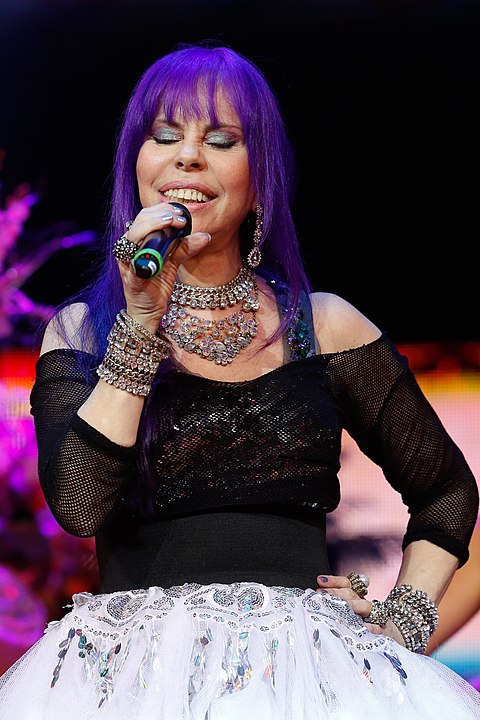 Baby do Brasil - A cantora nascida em Niterói (RJ), em 18/7/1952, se chama Bernadete Dinorah de Carvalho Cidade. Em 1969, começou carreira no grupo Novos Baianos e escolheu um nome 