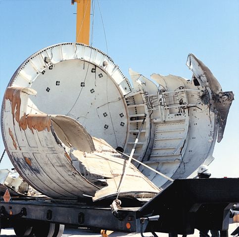 Usando submarinos, sonares e outros equipamentos para escanear o fundo do oceano, as equipes de busca recuperaram muitas peças do ônibus espacial Challenger.
