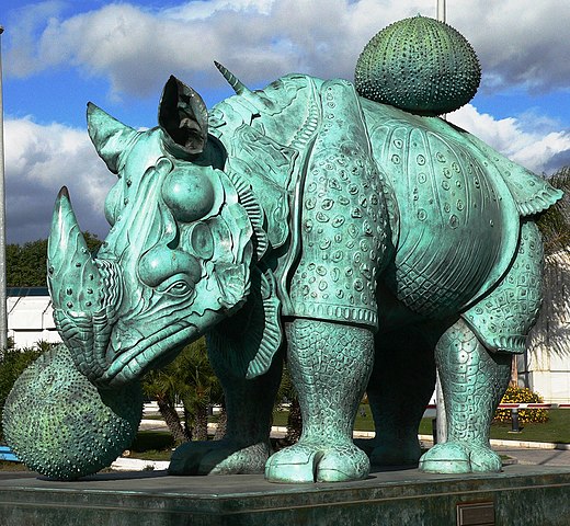 Dalí também esculpia. A escultura Rinoceronte, de bronze, criada em 1956, está no porto José Banús, em Marbella, na Espanha.  - Salvador Dali wikimedia commons 