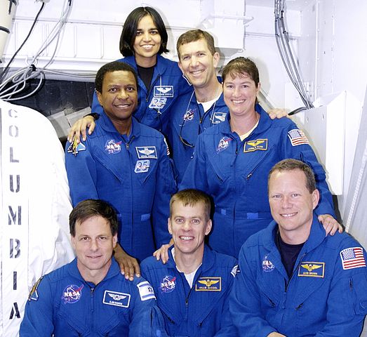 Três dias antes de morrer, os astronautas do Columbia fizeram 1 minuto de silêncio em memória dos 7 colegas mortos na explosão do ônibus espacial Challenger, em 28/1/1986.  Mal sabiam que seriam as próximas vítimas. -NASA Domínio Público