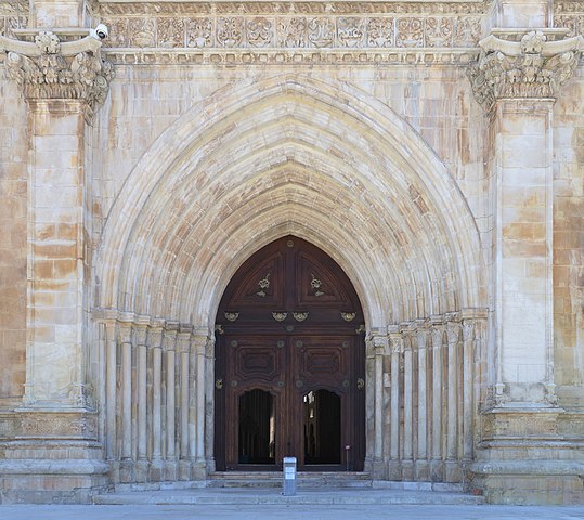 Em 1863, os monges abandonaram o mosteiro por ordem da monarquia, que suprimiu as ordens religiosas no país. O mosteiro tinha um sistema de abastecimento de água proveniente do rio Alcoa, que foi feito pelos próprios monges. -Alvesgaspar wikimedia commons 
