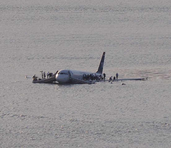 Imagine estar num avião que precisa fazer um pouco de emergência na água. Foi o que aconteceu, há 15 anos, em 15/1/2009, nos EUA. O mundo acompanhou o incrível resgate em Nova York. Um avião AirBus A320 pousou, às 15h31, em pleno rio Hudson numa façanha do comandante. -Greg L - wikimedia commons 