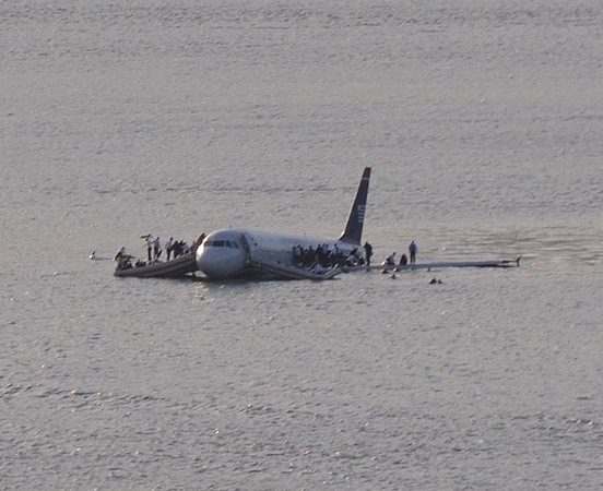 Passageiros nas asas do avião: o incrível resgate no rio Hudson!