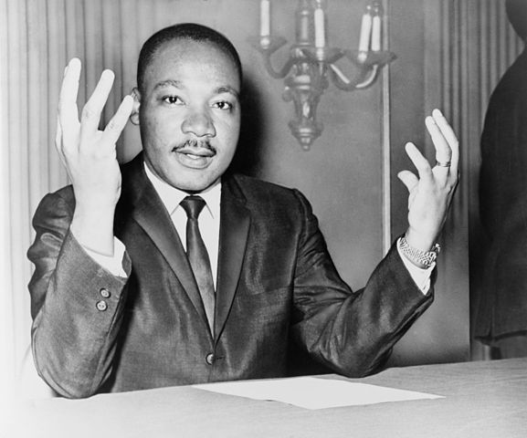 Em 4/4/1968, King estava na varanda do hotel quando foi baleado por James Earl Ray, condenado a 100 anos de prisão pelo crime. Em 1999, autoridades concluíram que o assassinato foi planejado por membros da máfia e do governo americano. 